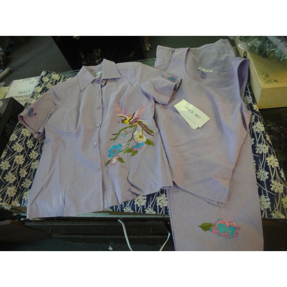 AKC womens 3 pc outfit lavandar embroidered bird tank short sleeve shirt capris